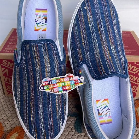 Vans Men’s Classic Slip-On
2gether As Ourselves Multi
VN000BVZCYL
Sneakers - Picture 15 of 16